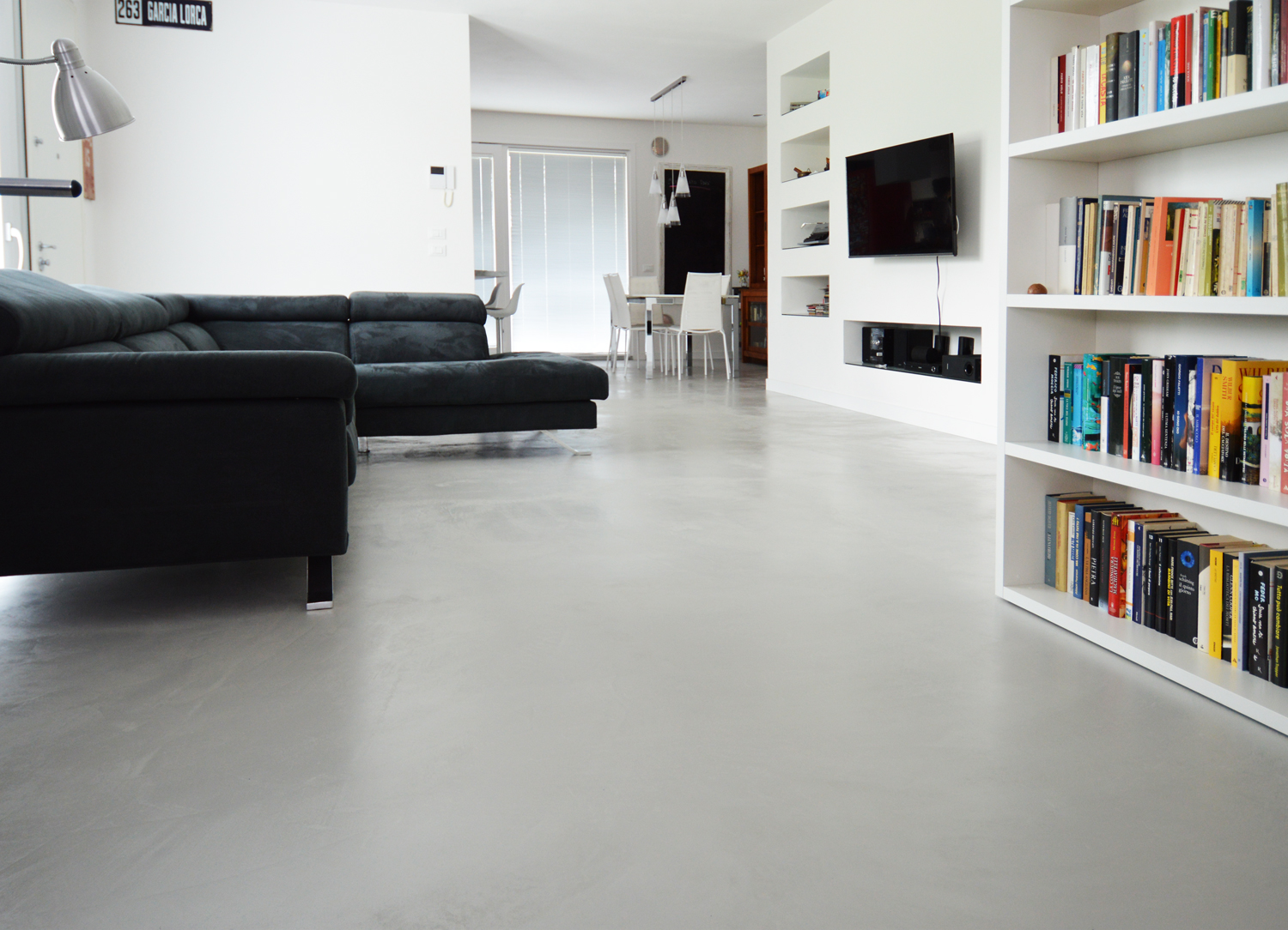 Microverlay®, бетонный пол низкой толщины с серо-коричневым покрытием. Частный дом, Больцано-Вичентино (Италия)