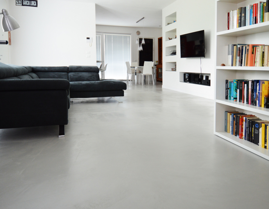Microverlay®, бетонный пол низкой толщины с серо-коричневым покрытием. Частный дом, Больцано-Вичентино (Италия)