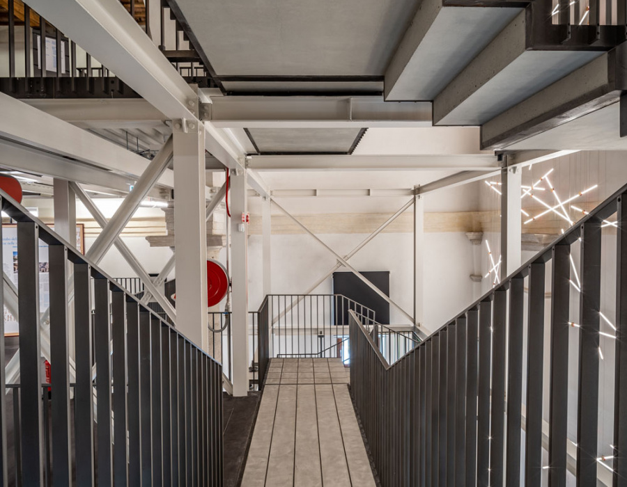 Skyconcrete® Indoor, low-thickness cloudy effect floor, light gray finish. Ca’ Scarpa, Treviso. Project: Tobia Scarpa 25