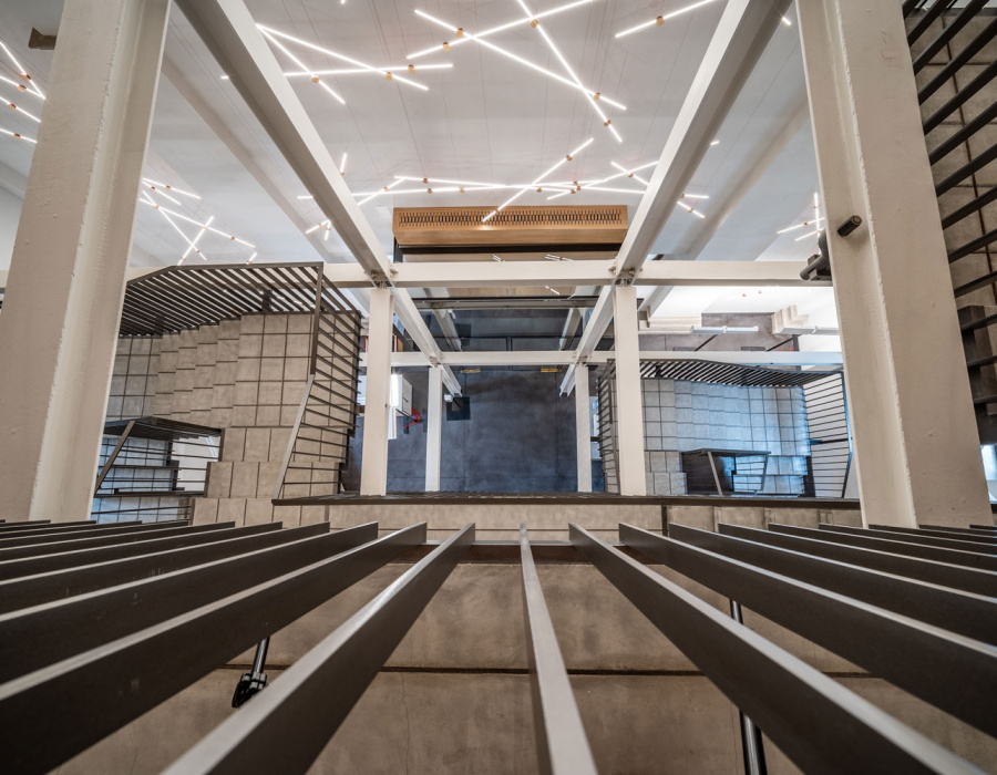 Skyconcrete® Indoor, low-thickness cloudy effect floor, light gray finish. Ca’ Scarpa, Treviso. Project: Tobia Scarpa 24