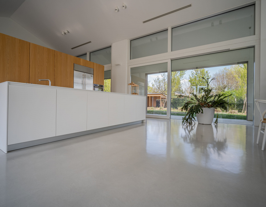 Deco Nuvolato, nuvolato effect floor with light gray finish. Private villa, Breda di Piave (Italy). Project: Folla Progetti