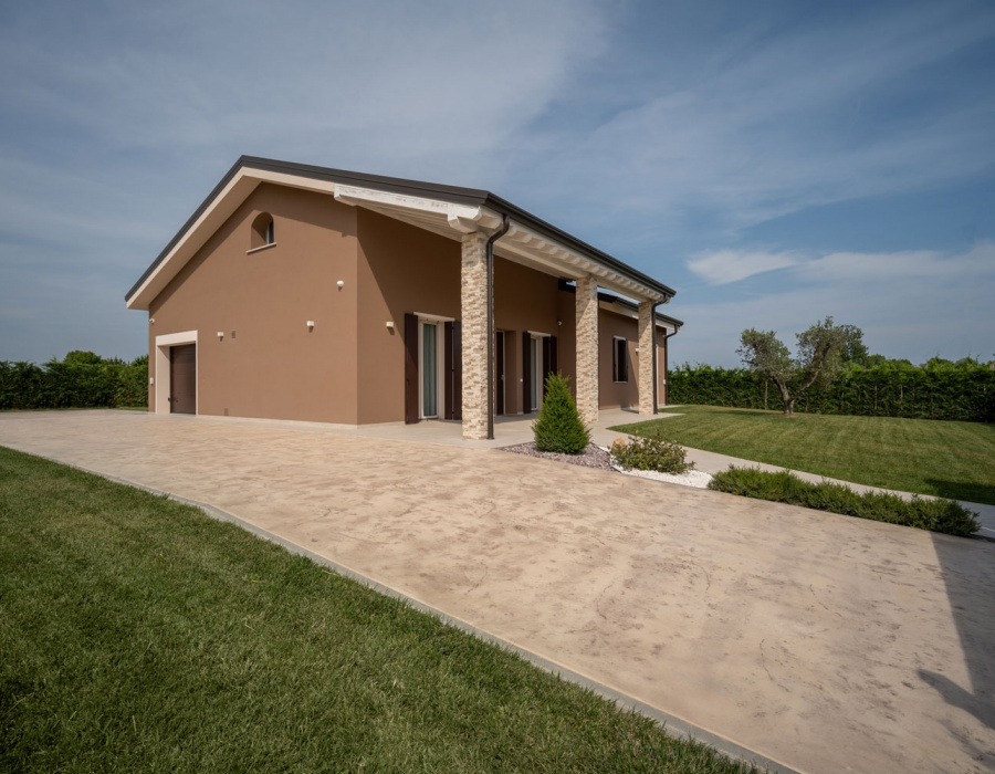 Plam Stampable, stamped concrete floor, crema color, light gray shades. Private house, Piove di Sacco, Italy