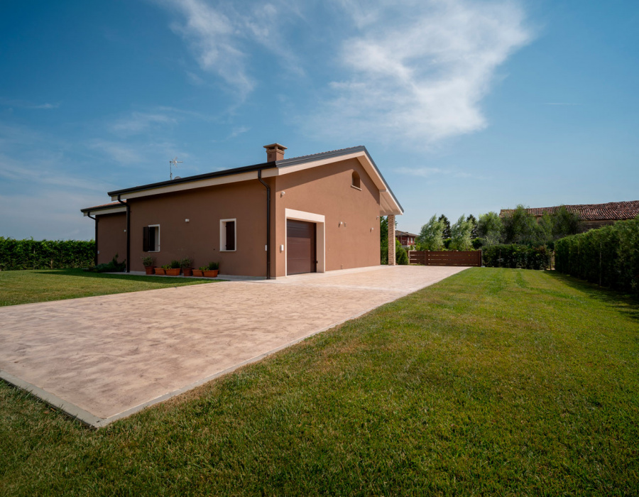 Plam Stampable, stamped concrete floor, crema color, light gray shades. Private house, Piove di Sacco, Italy