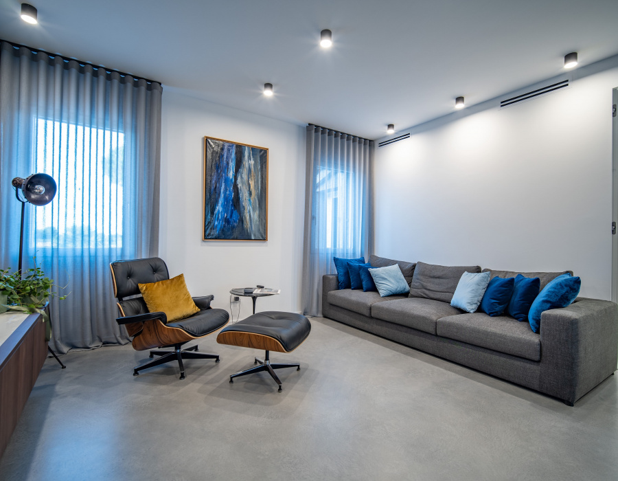 Skyconcrete® Indoor, pavimento effetto nuvolato basso spessore finitura light gray. Villa privata, Mirano (VE). Progetto: Arch. Lorenzo Salvaro