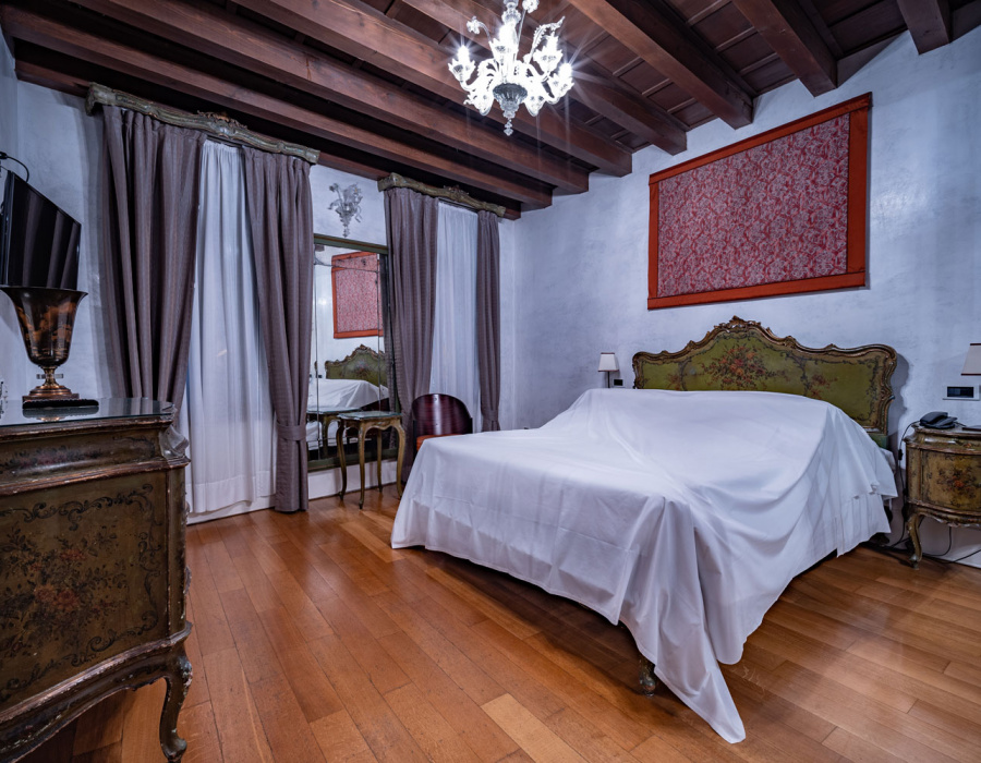 interno-camera-parete-cemento-resina-venezia-hotel-saturnia