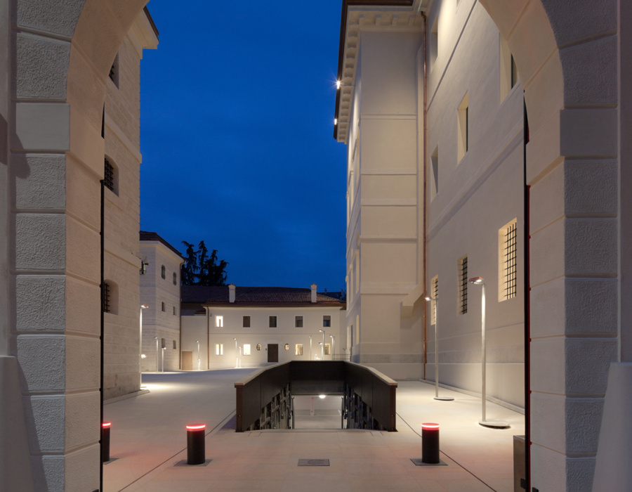 Pavilux, industrial cement Lavagna color and Terrazzoverlay XL, micro-Venetian floor. Former court, Treviso (Italy). Project: arch. Tobia Scarpa