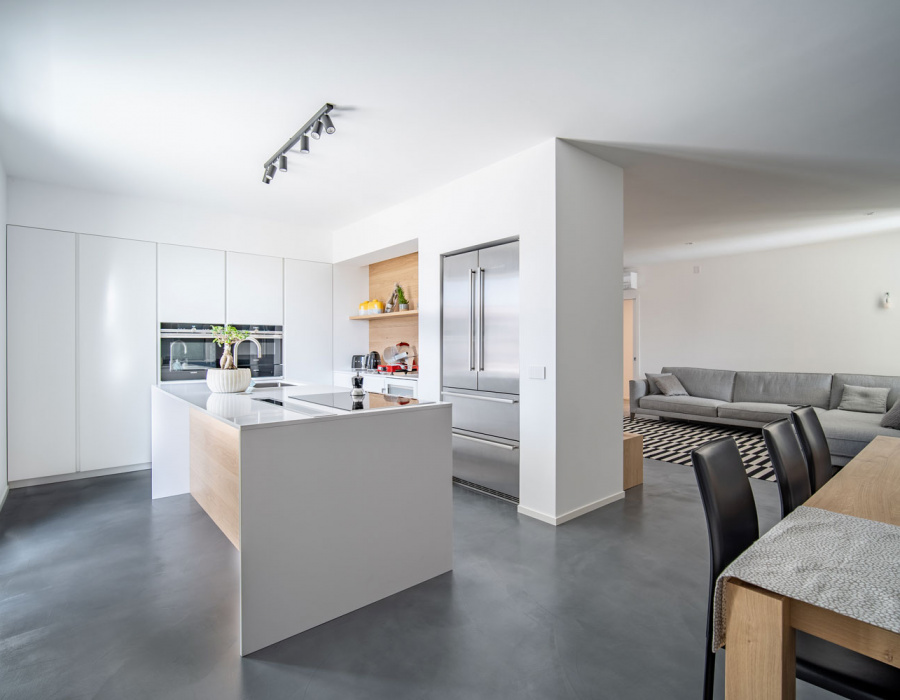 Microverlay®, low thickness concrete resin floor with Carbon Black finish. Private villa, Loreggia (Italy). Project: Studio Stocco Architetti.
