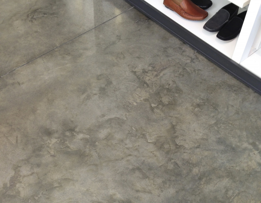 pavimento-acidificato-per-showroomDeco Nuvolato Isoplam medium gray - Plam Acid oliva