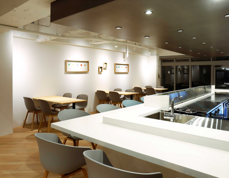 Microverlay®, rivestimento cemento resina basso spessore finitura white. Izakaya Bambi, Matsuyama, Giappone