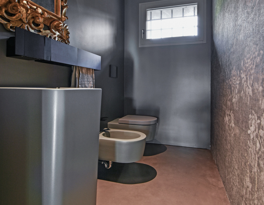 Bagno con pavimento Skyconcrete